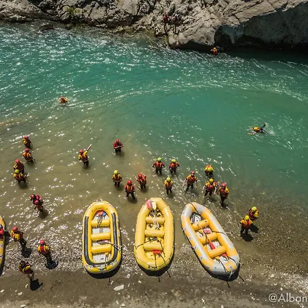 Glamping Albania Rafting ラグジュアリーテント Përmet